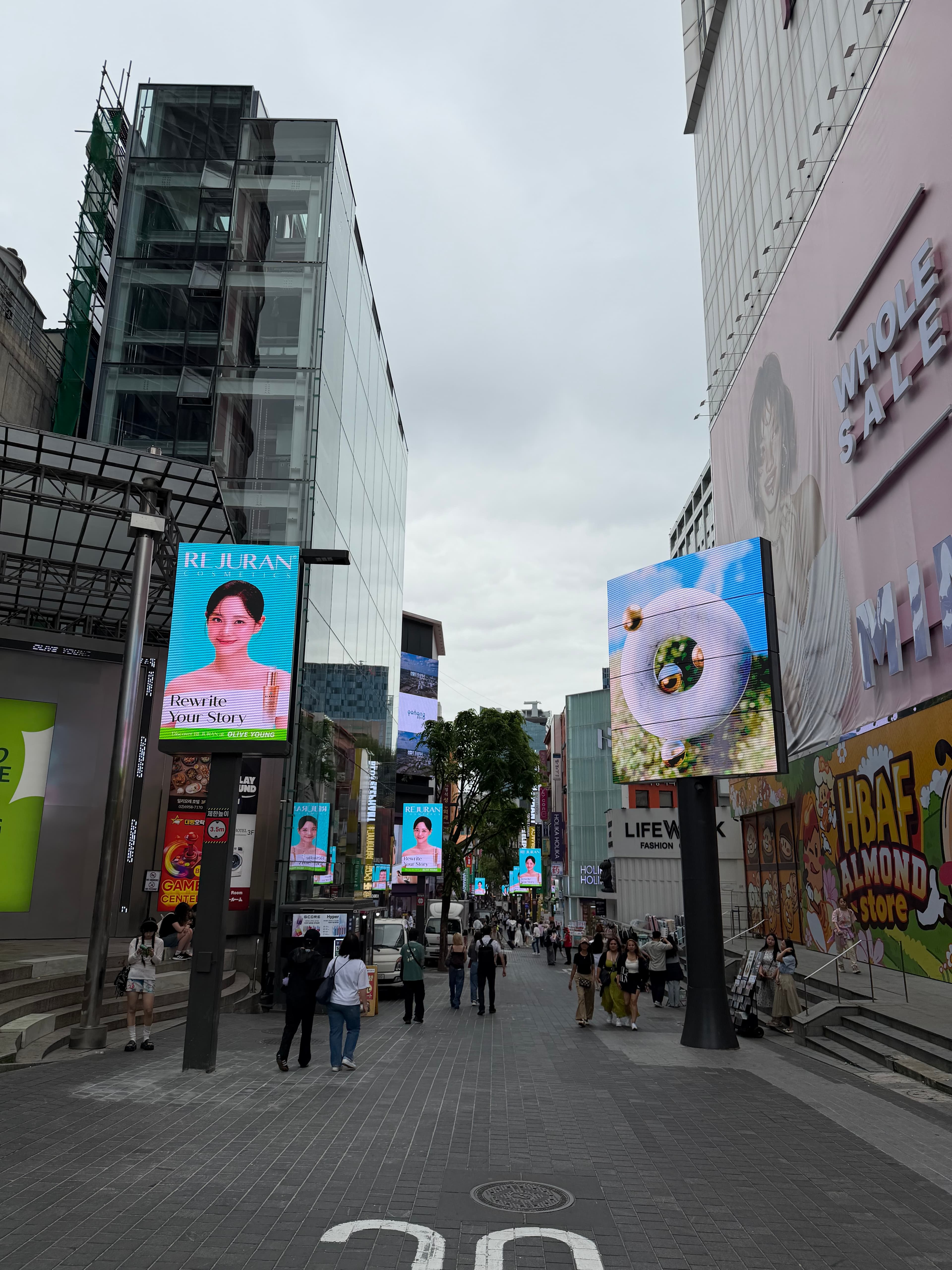 상점과 전광판이 이어진 명동 거리 풍경